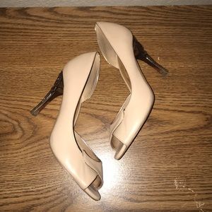 ❤️ Nina nude pumps with floral detailed heel